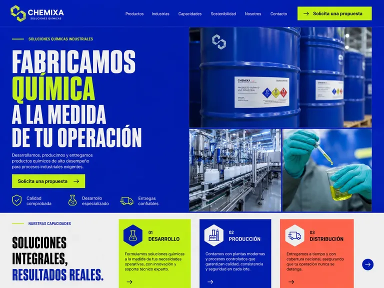 Ejemplo de diseño web fabricante químico azul y lima con tambores, planta y bloques de capacidades